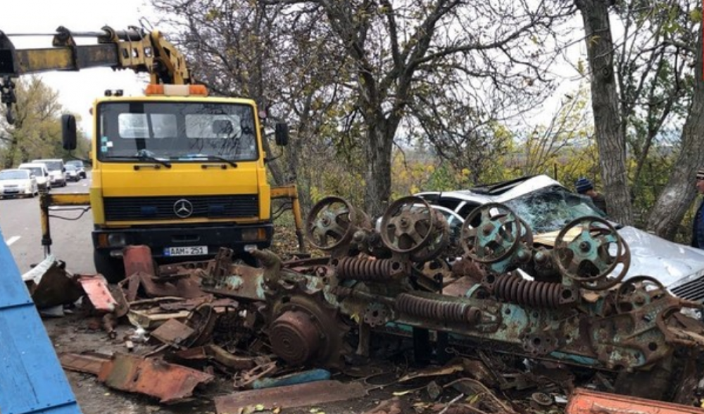 FOTO // Doi tineri au ajuns la spital după ce peste automobilul în care se aflau s-a răsturnat o remorcă cu fier vechi